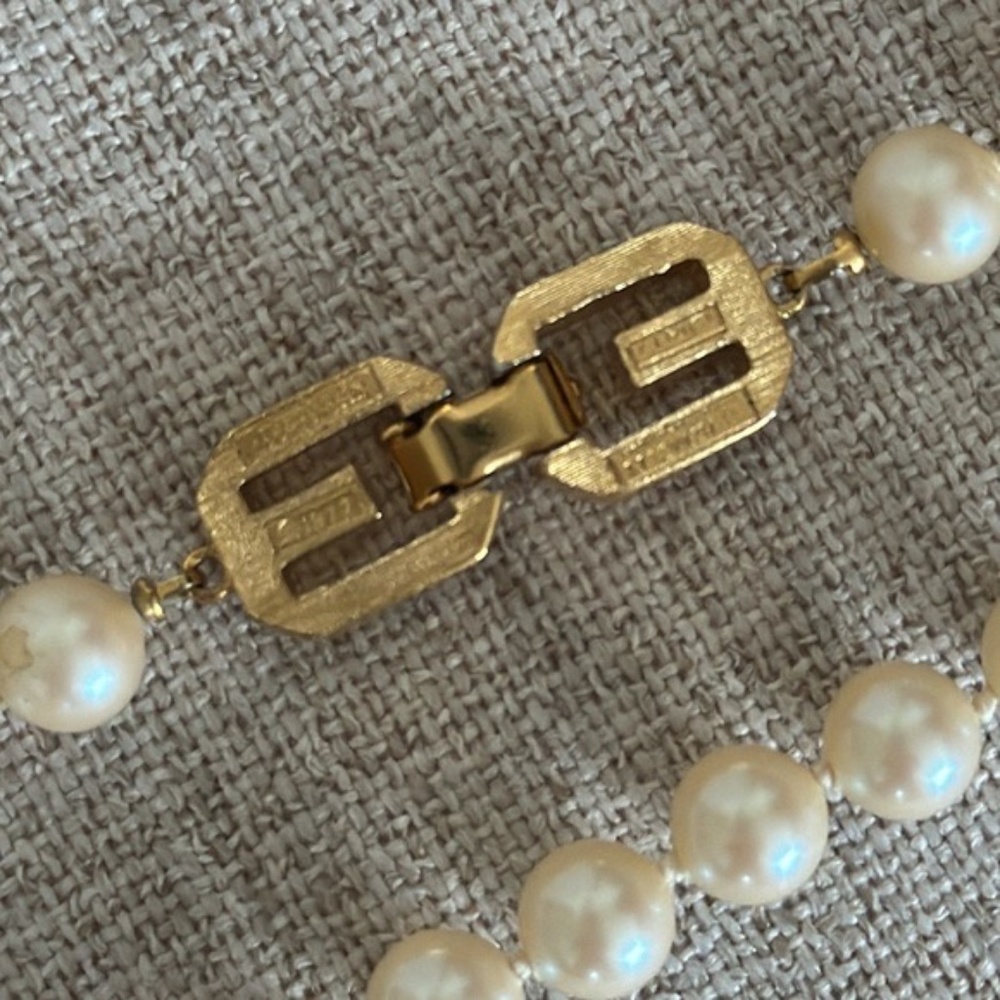 Givenchy New York 1977 Vintage Faux Pearl Necklace - Picture 3 of 10
